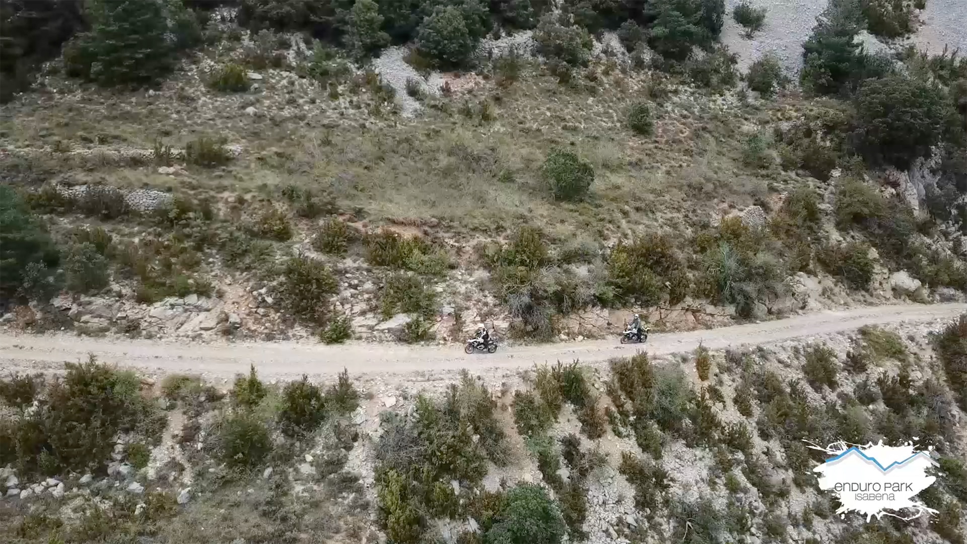Pohled z ptačí perspektivy na rovnou silnice vedoucí horami