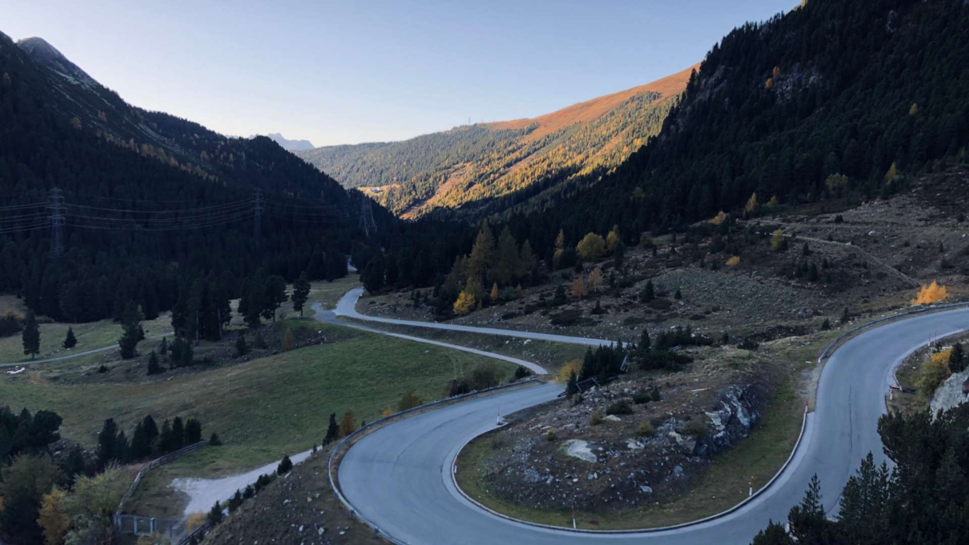 Krajina s klikatými silnicemi a panoramatem hor