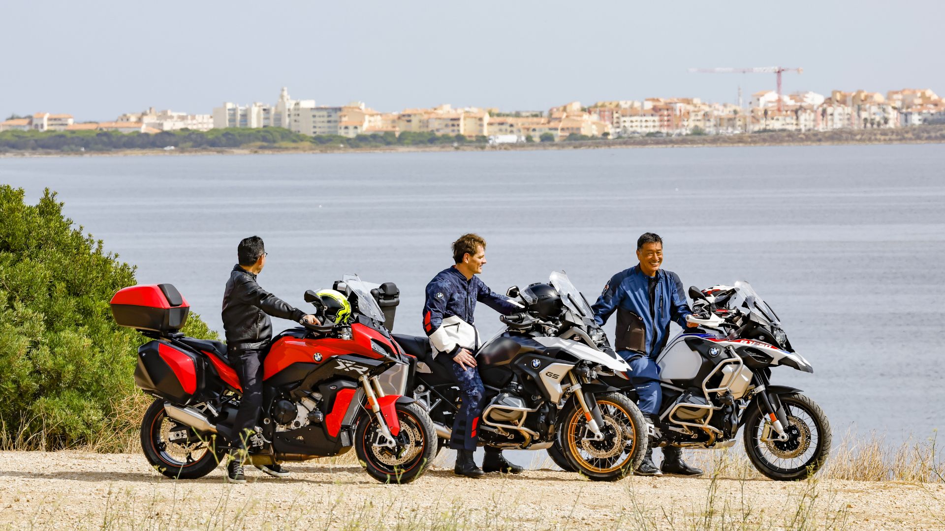 Jezdci na motorkách BMW před horizontem